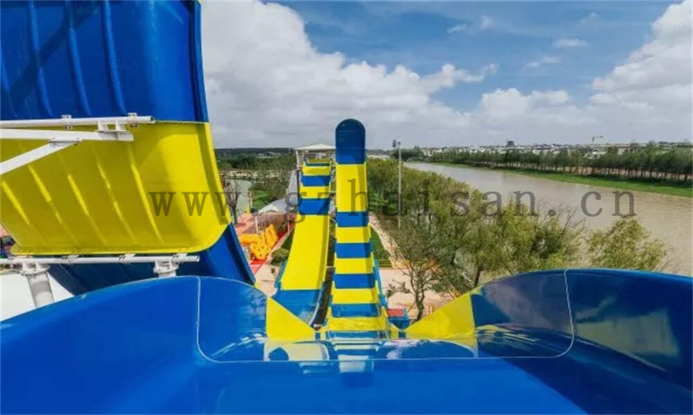 水上滑梯设施乐翻天，畅享清凉夏日时光