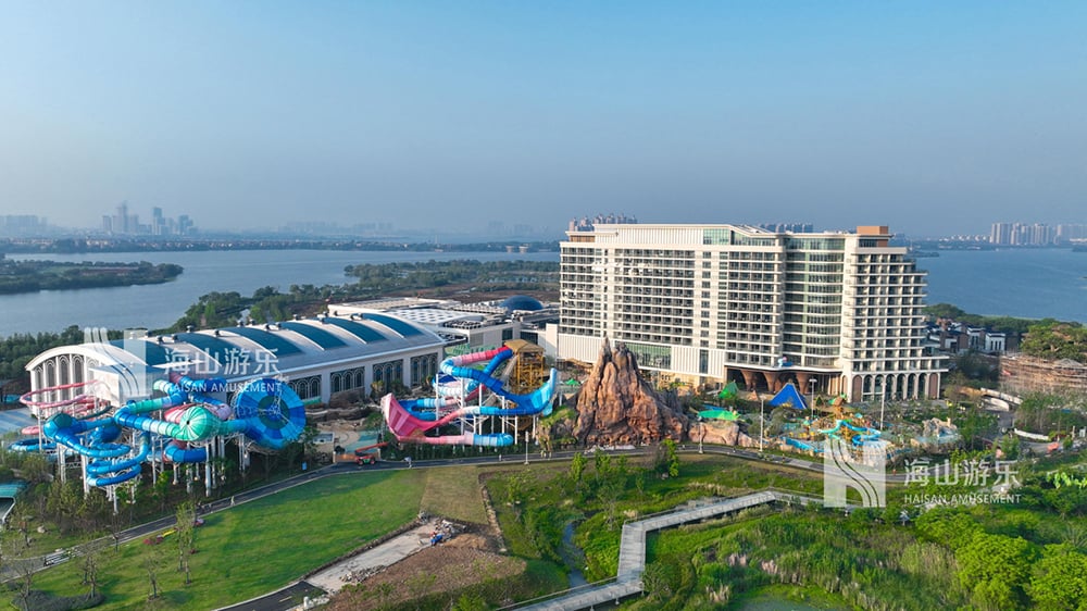 科技铸就非凡体验，专业成就行业标杆——jinnianhui今年会游乐荣膺2025金冠奖“杰出水滑道设备奖”